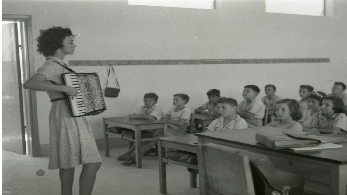 אוסף התצלומים של בנו רותנברג: שיעור מוזיקה בבית ספר 1950 [ארכיון המדינה]