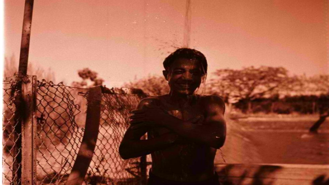 אוסף התצלומים של יהודה איזנשטארק: נוער העובד במקלחת, בית ברל 1953 [ארכיון המדינה]